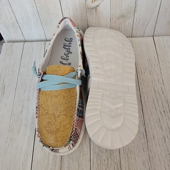 50 % OFF SALE-GYPSY JAZZ- HOLLYWOOD TOOLED CREAM MULTI SLIP ON SNEAKERS - Picture 5 of 6